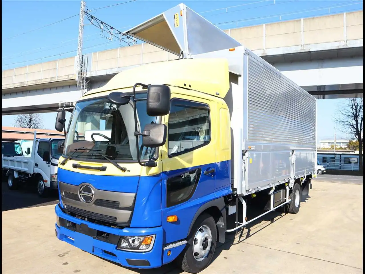 日野 レンジャー 中型/増トン ウイング ベッド 3枚観音 の中古トラック【車両No.180497】