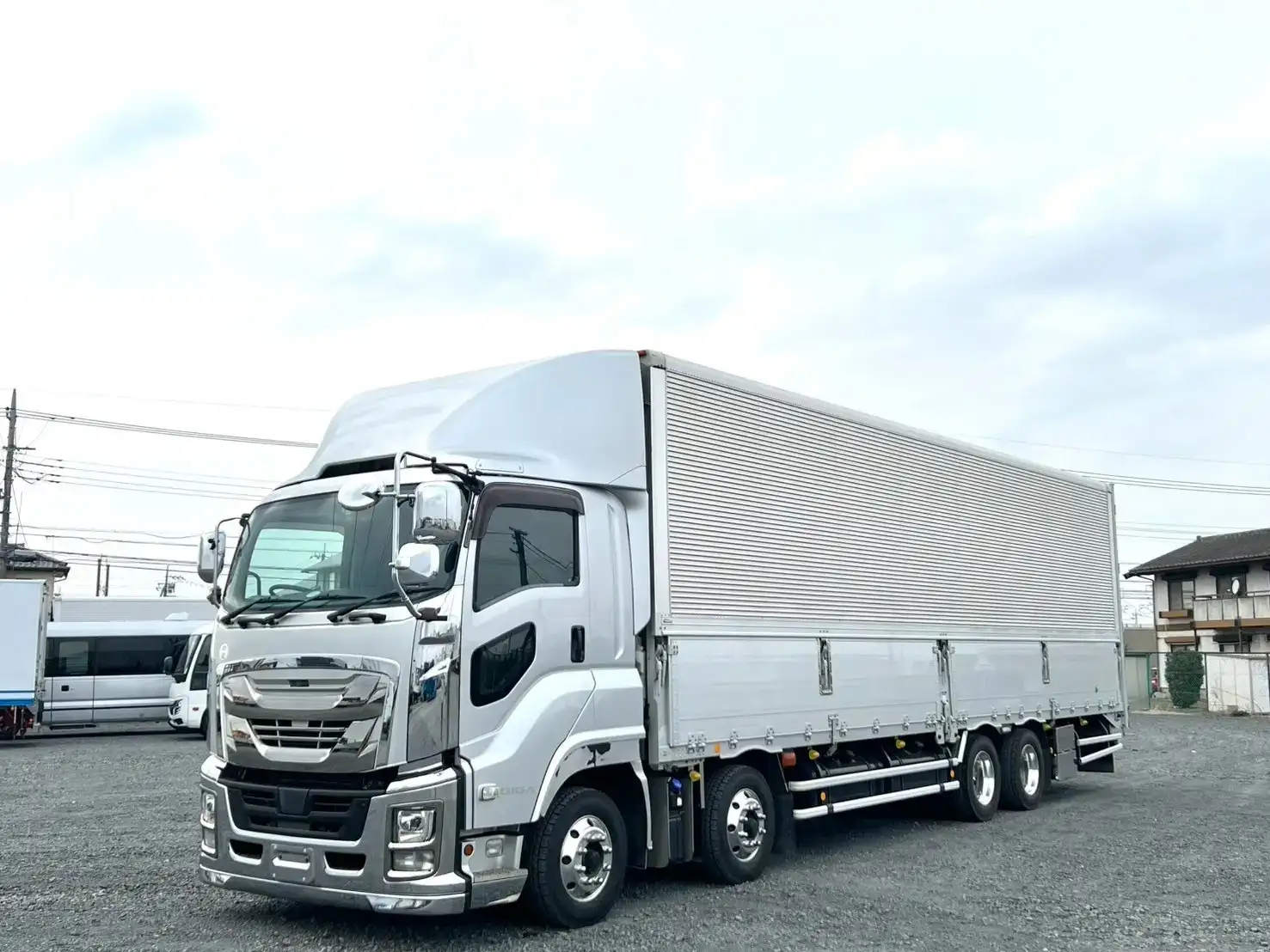 いすゞ ギガ 大型 ウイング エアサス ベッド の中古トラック【車両No.184675】